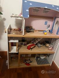 Casa delle bambole in legno