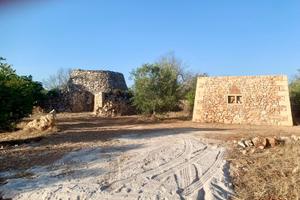 Terreno con trullo, cisterne, megalite recintato