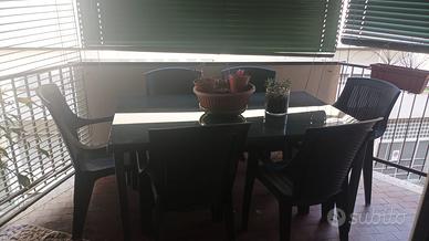 Tavolo e sedie da giardino