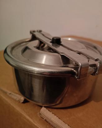 vari oggetti in acciaio inox 