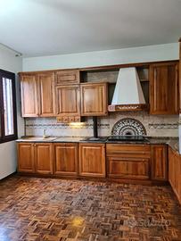 Cucina in legno massiccio, completa e artigianale