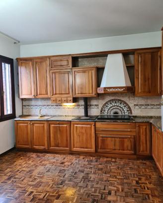 Cucina in legno massiccio, completa e artigianale