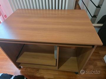 scrivania con sedia