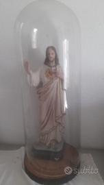 Statua sacra antica con campana vetro