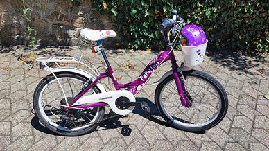 Bicicletta per bambini con casco
