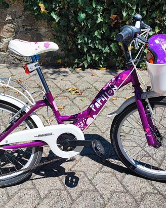 Bicicletta per bambini con casco