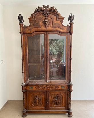 Vetrina antica in legno massello intagliato