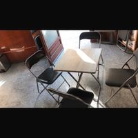 4 sedie piu tavolo da  bar.    Anche per casa