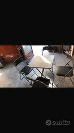 4 sedie piu tavolo da  bar.    Anche per casa