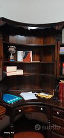 Libreria ad angolo in legno scuro
