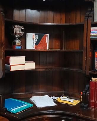 Libreria ad angolo in legno scuro