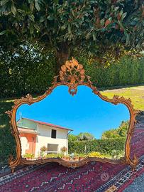 Specchiera in legno intagliata.