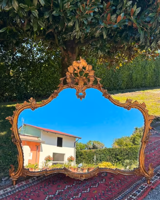 Specchiera in legno intagliata.
