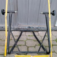 Cavalletto per motociclo.