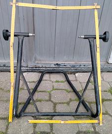 Cavalletto per motociclo.