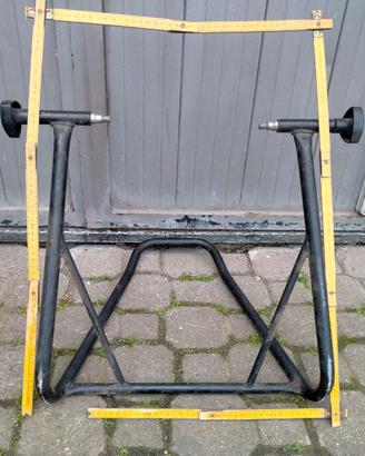 Cavalletto per motociclo.