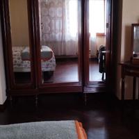 Armadio e letto  in legno.