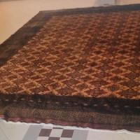 un tappeto persiano con motivo geometrico.