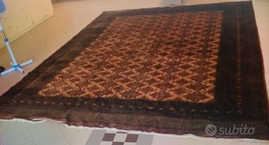 un tappeto persiano con motivo geometrico.