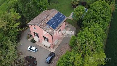 VILLA CON PARCO E PISCINA