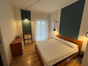 Stanza matrimoniale con balcone e bagno privato