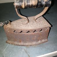 Antico ferro da stiro e lume