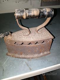 Antico ferro da stiro e lume