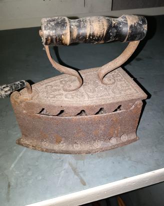 Antico ferro da stiro e lume