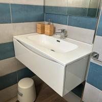 Mobile sospeso da bagno con lavabo e miscelatore