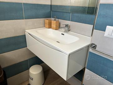 Mobile sospeso da bagno con lavabo e miscelatore