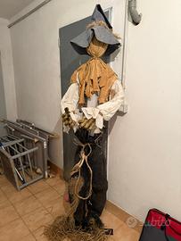 Spaventapasseri con piantana decorativo