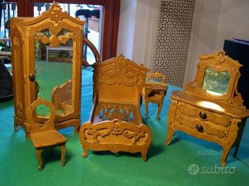 Antichi mobili per bambola al traforo