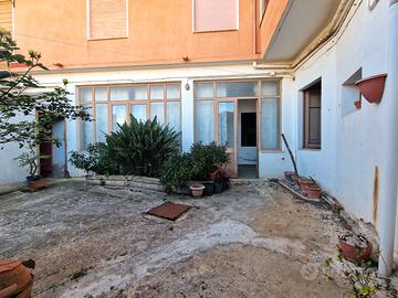 Ampia casa bilivelli con cortile carrabile