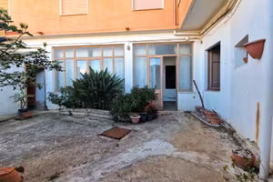 Ampia casa bilivelli con cortile carrabile