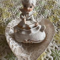 Fanciulla su base a forma di cuore, in ceramica.