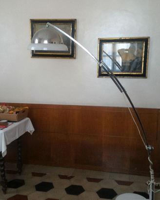 Apparecchio di illuminazione a piantana