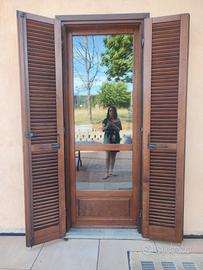 Porte finestre e finestre in legno con persiane