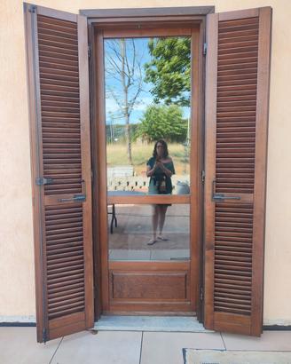 Porte finestre e finestre in legno con persiane