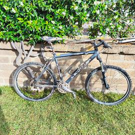Bicicletta MTB Scott.