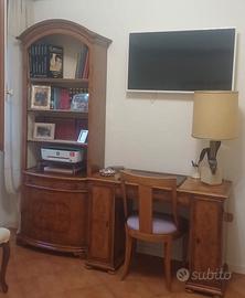 scrivania e libreria in stile