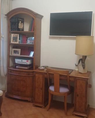 scrivania e libreria in stile