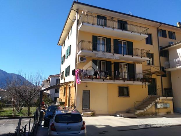 4 LOCALI A VILLA LATINA