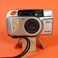 macchina fotografica vintage rullino zoom Minolta 