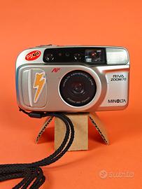 macchina fotografica vintage rullino zoom Minolta 