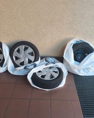 Cerchi con copricerchi e bulloni Toyota Aygo
