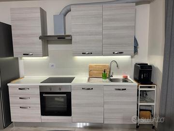 Cucina lineare con elettrodomestici 240 cm