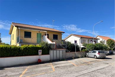 MARCELLI - Bella soluzione con GIARDINO e TERRAZZO