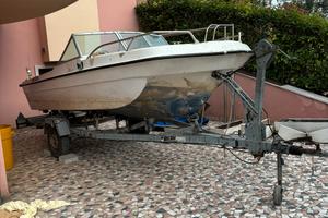 Open scafo trimarano