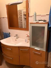 Mobile bagno moderno con specchio e applique