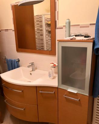 Mobile bagno moderno con specchio e applique